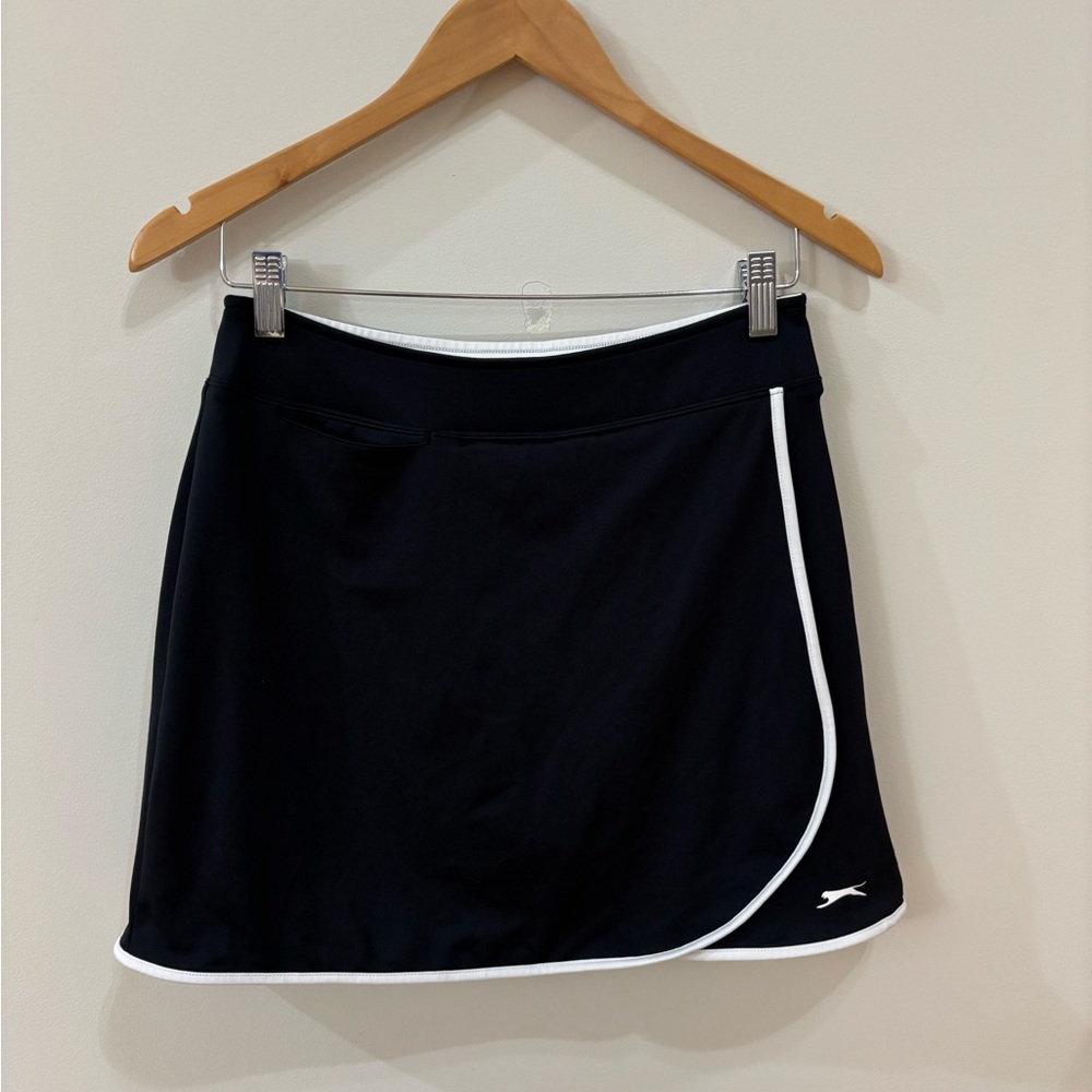 Slazenger like new women’s golf skort Black with white trim, size small